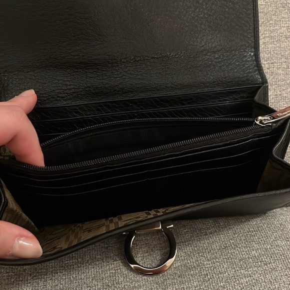 SALE!!!♥️SALVATORE FERRAGAMO WALLET USED ♥️ - Picture 6 of 9